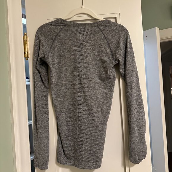 Lululemon Size 6 grey long sleeve swiftly tech - Picture 3 of 3